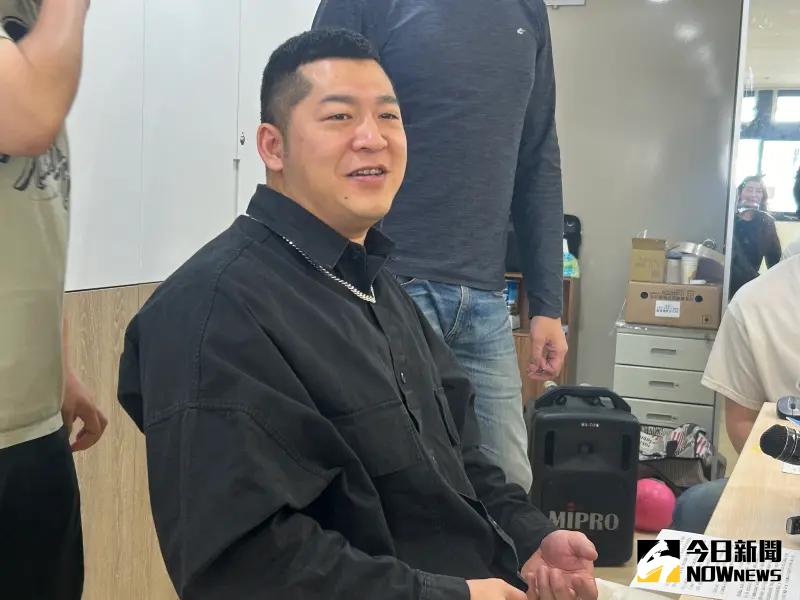 ▲網紅家寧被爆長期被媽媽控制，對Andy老師受的委屈不知情，草爺（如圖）今日受訪坦言：「都已經成年了，我是覺得不可能不知情。」也透露有私下關心Andy。（圖／記者吳昕蓓拍攝）