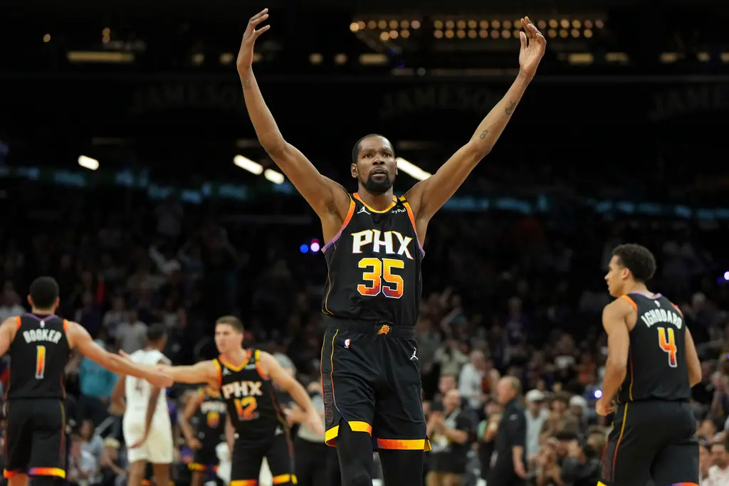 ▲隨著NBA例行賽進入最後階段，各隊的季後賽席次逐漸明朗。鳳凰城太陽則挺進附加賽區。而在東區，底特律活塞時隔6季再度晉級季後賽。（圖／美聯社／達志影像）