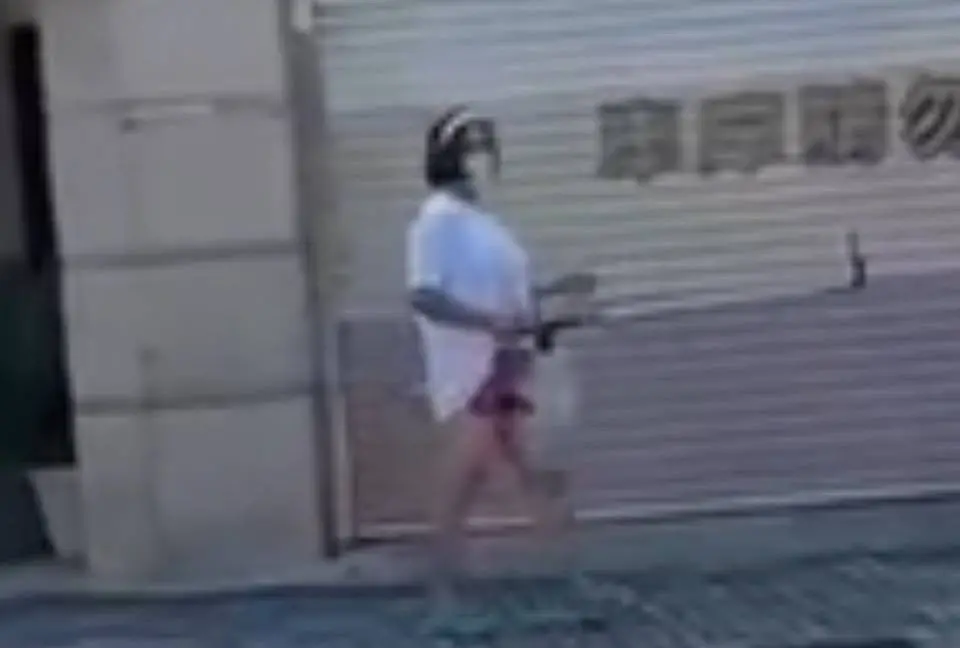 ▲黃男頭戴假髮、穿女裝，露出假陽具還拿著自拍棒在台中街上行走。（圖／台中市議員江和樹提供，2025.03.25）