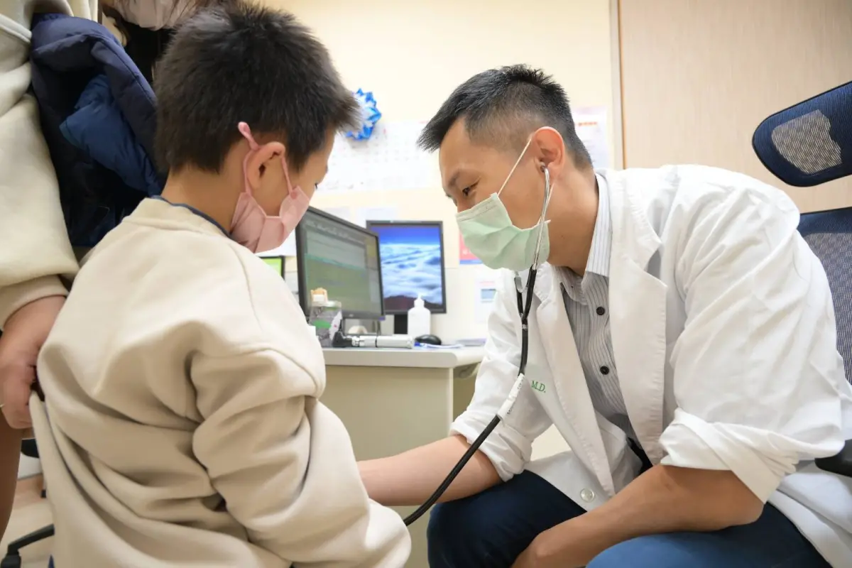 ▲春天是病毒性腸胃炎肆虐旺季，醫師呼籲家長幫6個月以下嬰兒安排口服輪狀病毒疫苗，以降低感染風險。(圖／醫院提供2025.3.25)