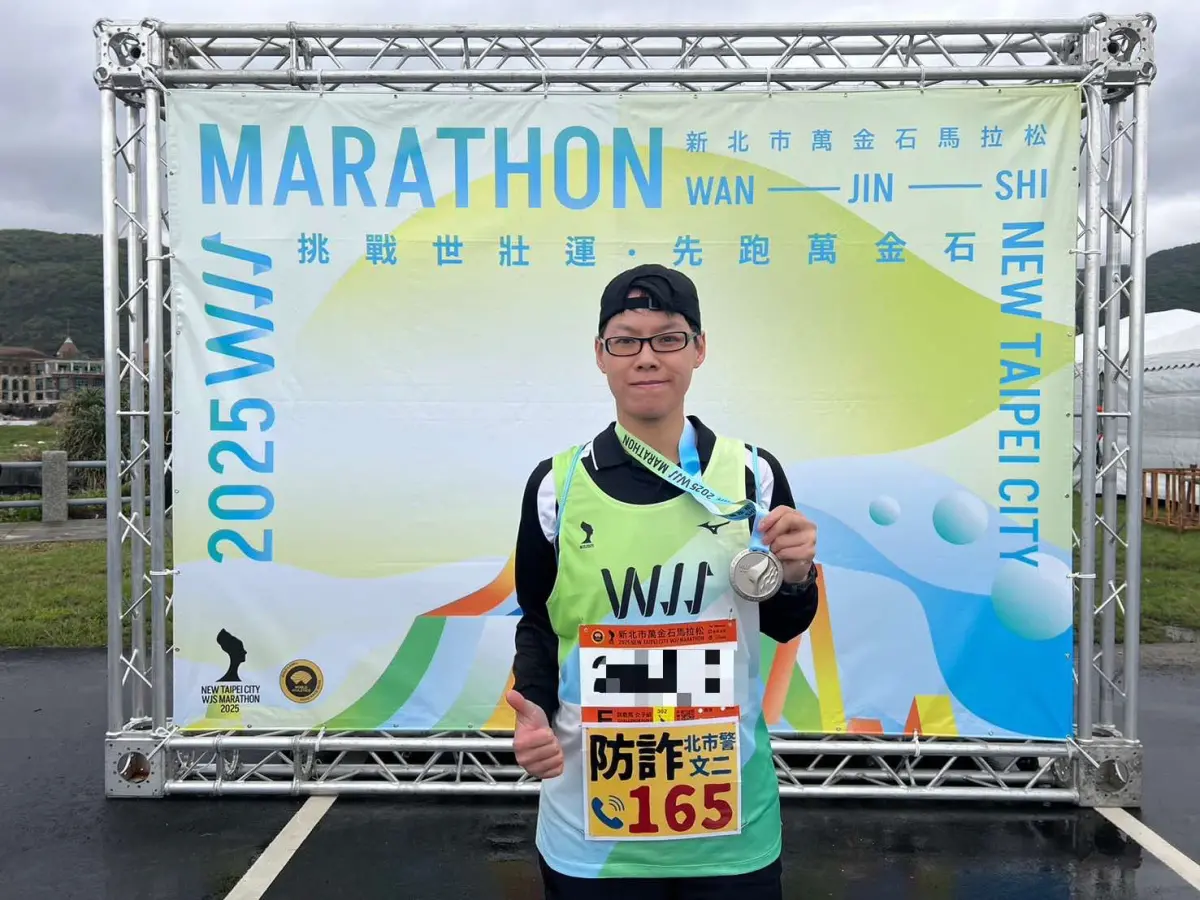 ▲台北市文山二分局警務員周洛安，日前參加「萬金石馬拉松」時，掛上自製的防詐標語，用另類方式宣導防詐觀念。（圖／警方提供）