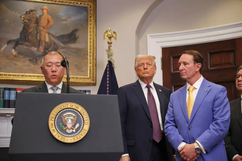 ▲韓國現代汽車集團會長鄭義宣（圖左），美國華府當地24日在白宮與川普（Donald Trump）共同宣布，現代汽車將加碼在美國投資210億美元。圖右為路易斯安那州州長藍德瑞（Jeff Landry）。（圖／美聯社／達志影像）