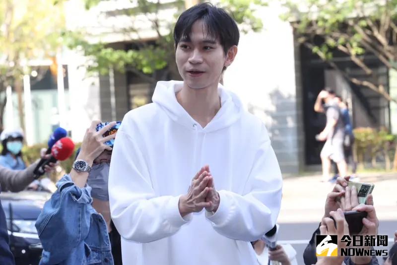 ▲Andy被家寧媽媽提告2罪，今日現身林口分局做筆錄，並笑著回應媒體：「謝謝大家關心。」（圖／記者葉政勳攝）