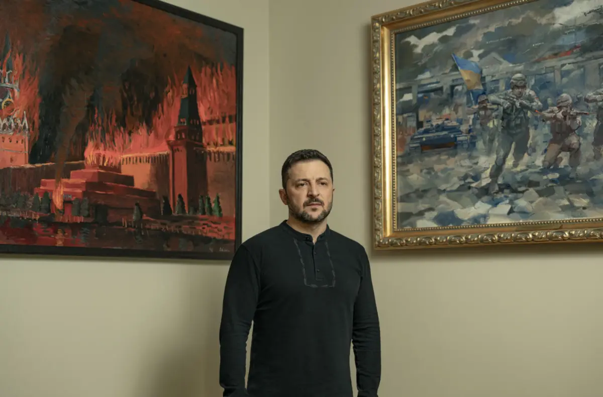 ▲澤倫斯基的臥房裡，掛著幾幅象徵勝利的畫作，其中一幅是「克里姆林宮陷入火海」。（圖／翻攝自TIME）