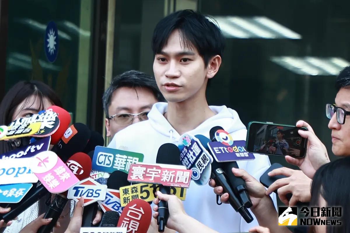 ▲Andy（如圖）被家寧媽提告後首度露面，現身林口分局做筆錄，透露自己還沒看到帳冊，而現場有6名粉絲到場應援。（圖／記者葉政勳攝）