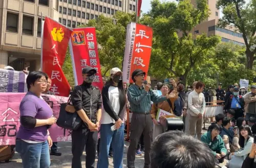 ▲人民民主黨創辦人鄭村棋現身護航中配亞亞。（圖／擷自台灣國際家庭互助協會粉絲團 ）