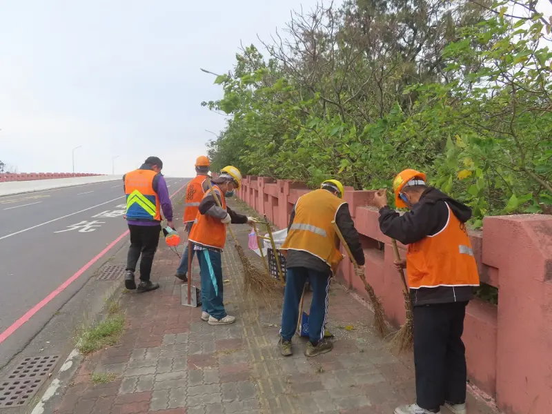 ▲臺南市環保局、臺南地方檢察署合作辦理「南檢安平鬥陣清，共創美好環境」社會勞動實務訓練專案，選定四草大橋等處，安排清潔隊員搭配社會勞動人員投入環境清理。（圖／南市府提供）