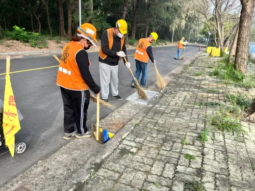 ▲民眾看到身穿工作背心的勞動人員執行清潔工作,都紛紛給予鼓勵與肯定,甚至主動整理釣具周邊的垃圾,讓環保意識更加普及。(圖/南市府提供) ▲民眾看到身穿工作背心的勞動人員執行清潔工作,都紛紛給予鼓勵與肯定,甚至主動整理釣具周邊的垃圾,讓環保意識更加普及。(圖/南市府提供)