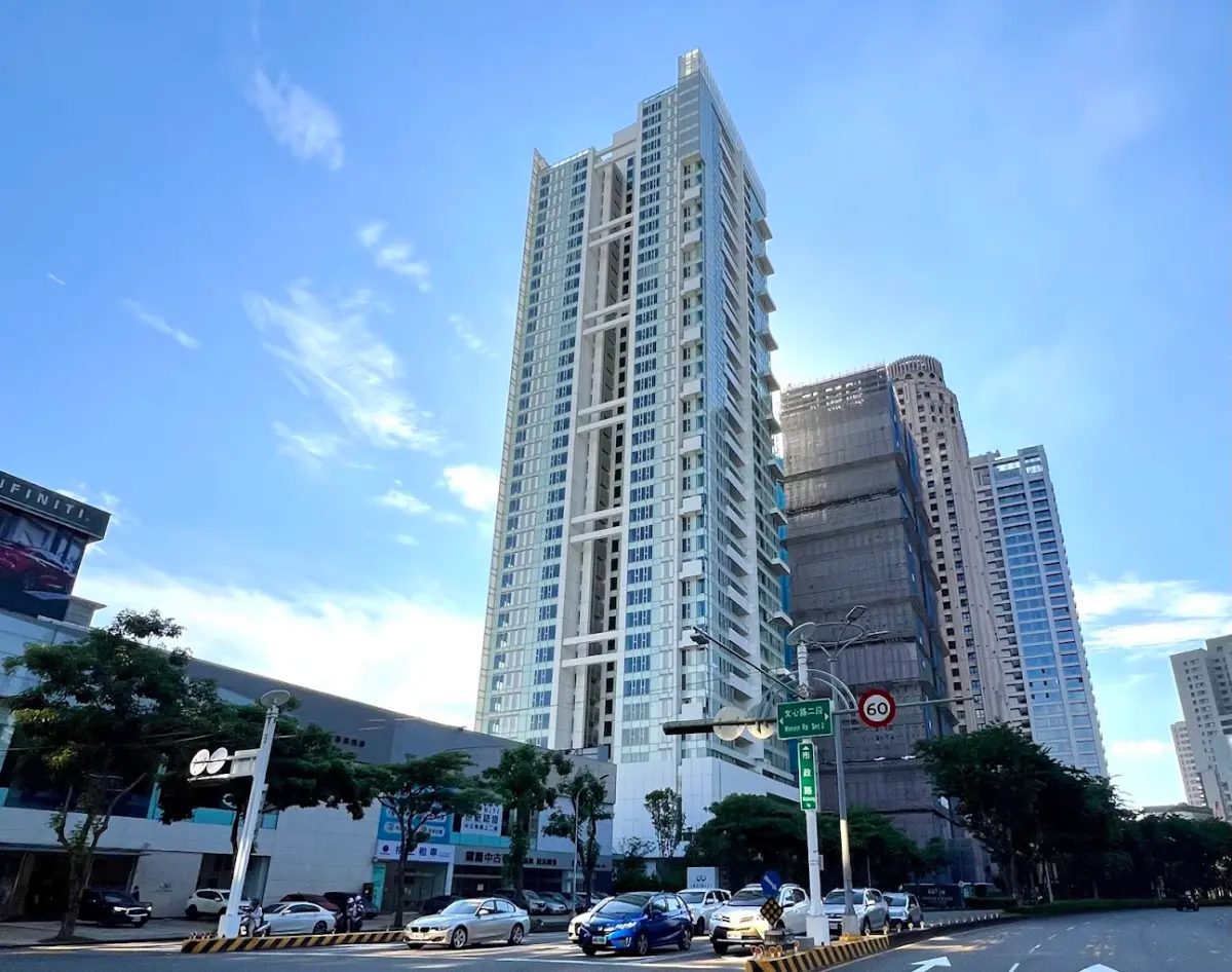 ▲台中七期豪宅「新朗日匯」涉以6折賣屋，詐騙醫生、富商等近20名購屋者近10億元。（圖／Google評價）