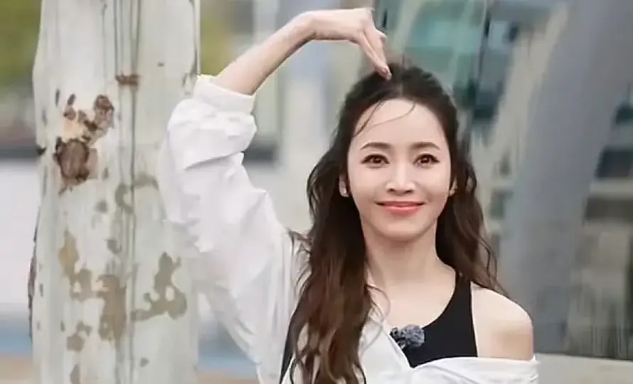 ▲47歲藝人侯佩岑近日回台練唱，大素顏現蹤台北街頭，瀏海掀開後的髮際線變化引發熱議！（圖／微博）