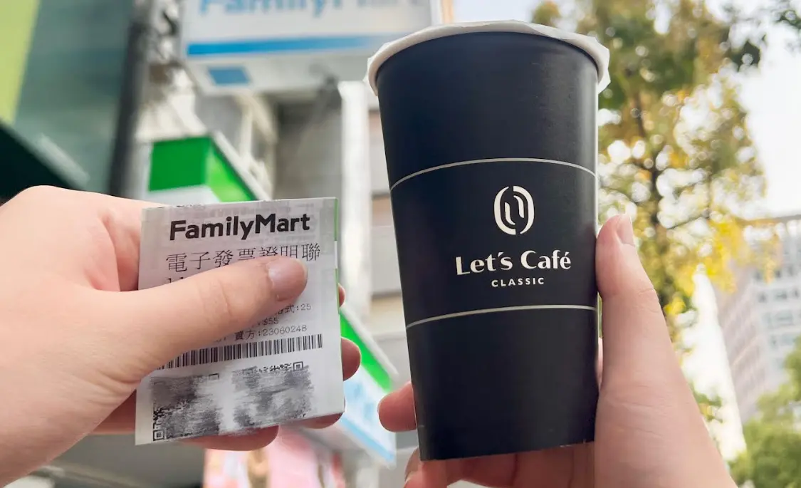 ▲114年1-2月統一發票中獎號碼於今（25）日稍早正式開出，全家便利商店也公布，本期全台門市共開出7組發票大獎。（圖／全家提供）