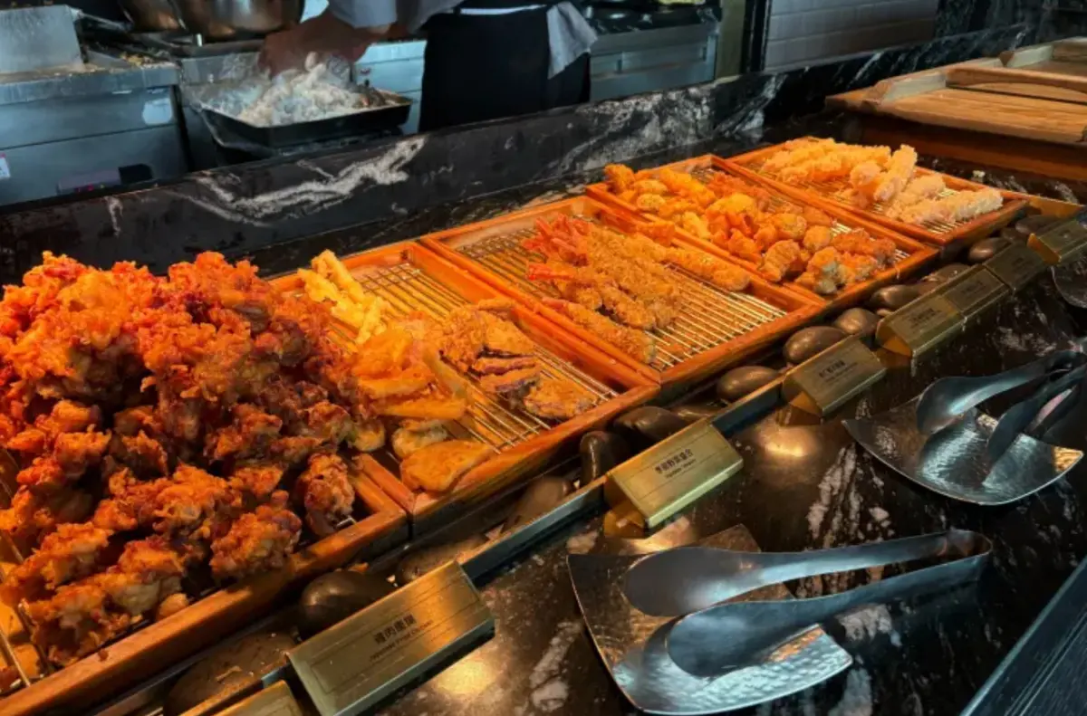 ▲饗賓集團旗下的buffet饗饗非常高人氣，其中炸物水準都非常不錯，大蝦天婦羅皮不會裹太厚，蝦子相當肥美，非常好吃！（圖/記者張嘉哲攝）