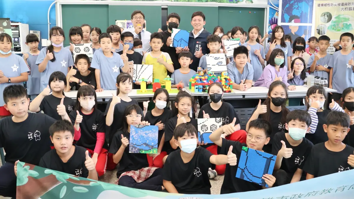 ▲600位學童能夠一起用積木共創畫作，同學們依據高雄市特有的山、海、河、港與建築物所拼製出巨型樂高拼圖，將於4月3日至4月6日在衛武營南廣場展示。（圖／高市府教育局提供）