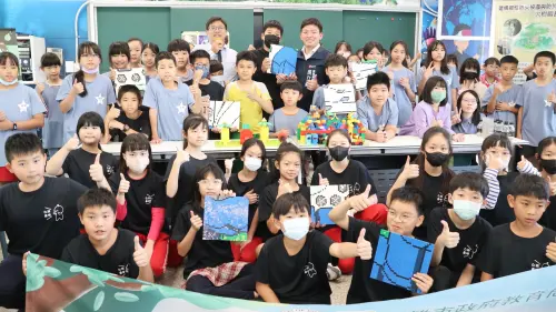 巨型樂高拼圖完成！600位偏鄉學童用樂高拼出高雄山海河港
