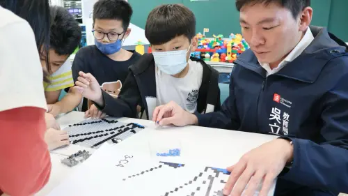 ▲高市府教育局長吳立森今（25）日兒童節前夕到大樹國小與同學們完成最後一塊拼圖，並體驗AR校園「抓寶」。（圖／高市府教育局提供）