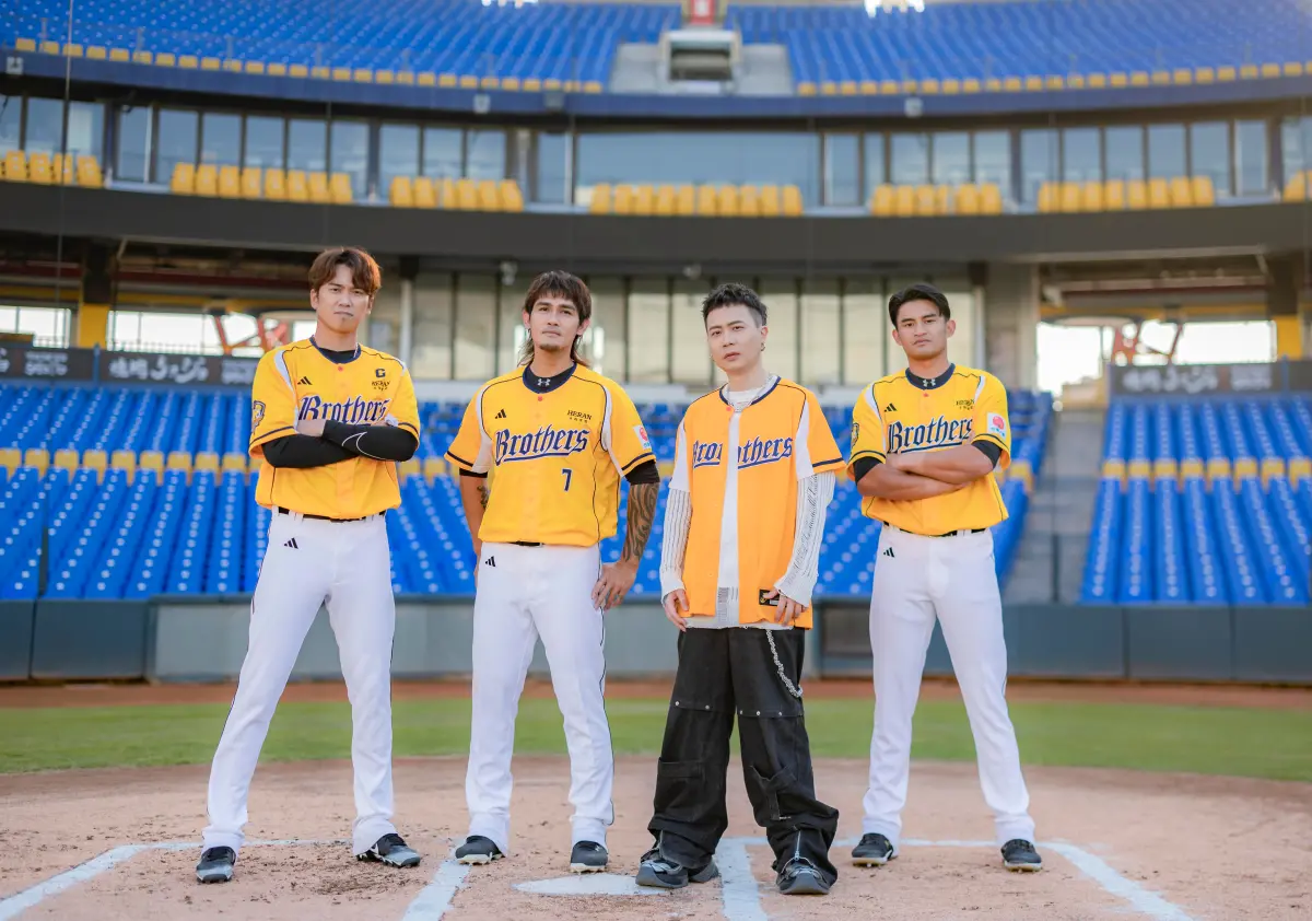 ▲蕭秉治（右二）與球員王威晨（左起）、張志豪、岳東華共同合唱中信兄弟年度全新年度歌曲〈進化 B EVOLUTION〉。（圖／相信音樂提供）