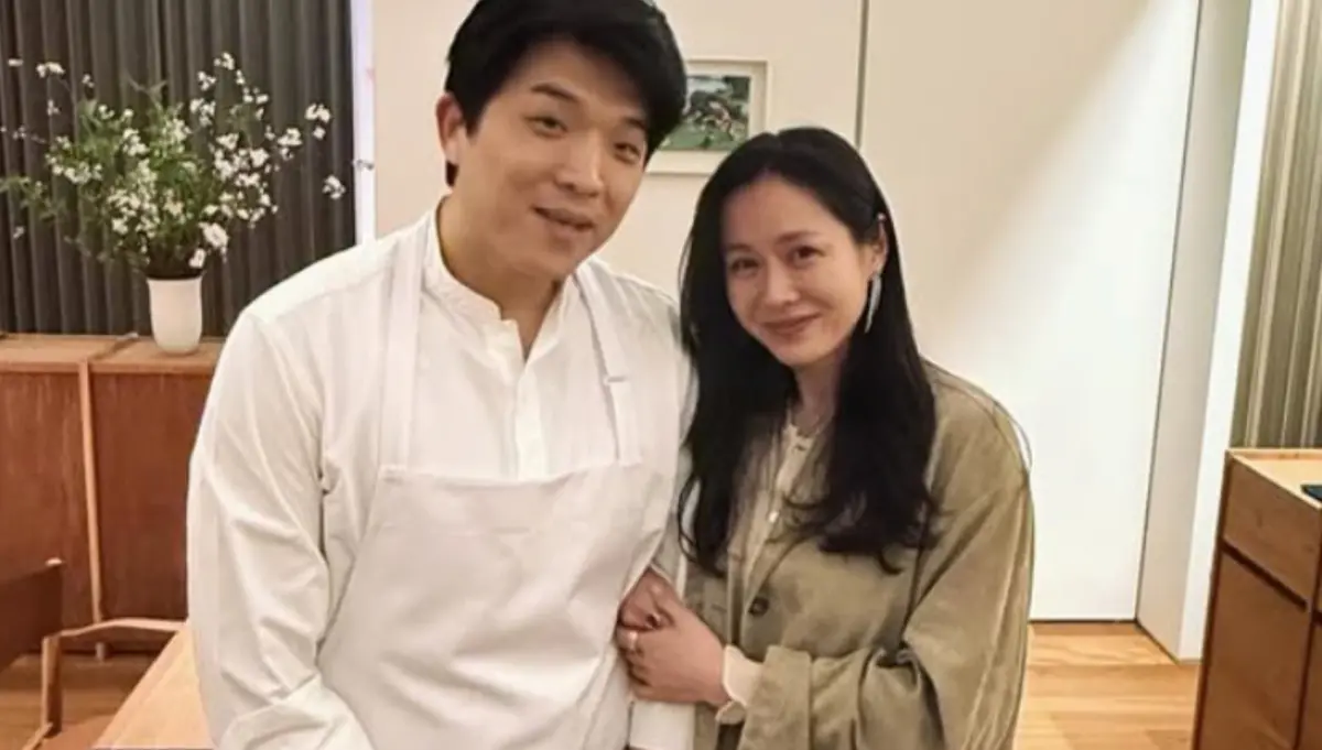 ▲孫藝真（右）上傳了和《黑白大廚》廚師安成宰（左）勾手的照片，嚇瘋許多粉絲，紛紛喊道：「玄彬不要看！」（圖／孫藝真IG）