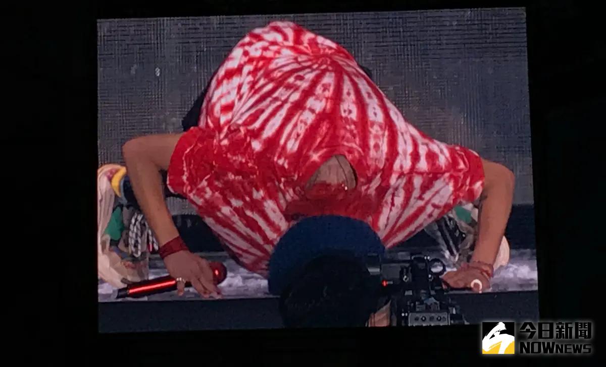 ▲G-Dragon（GD、權志龍）最後一次在台開演唱會的時候，五體投地謝謝台灣V.I.P（官方粉絲名），大家等了8年終於盼到他再來台，一名從少女變成準媽媽的歌迷受訪表示，到時候一定會逃出月子中心去看演唱會。（圖／記者陳雅蘭攝）