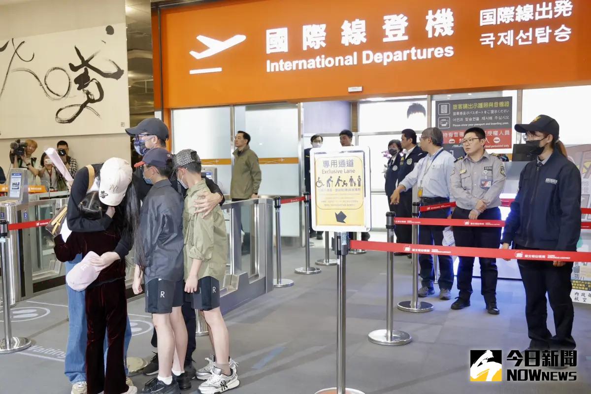 ▲中配網紅「亞亞」劉振亞，因涉嫌利用社群媒體鼓吹武統台灣，遭移民署驅逐出境，晚上7點多亞亞帶著老公與3個孩子現身松山機場，正式離開台灣。（圖／記者李政龍攝）