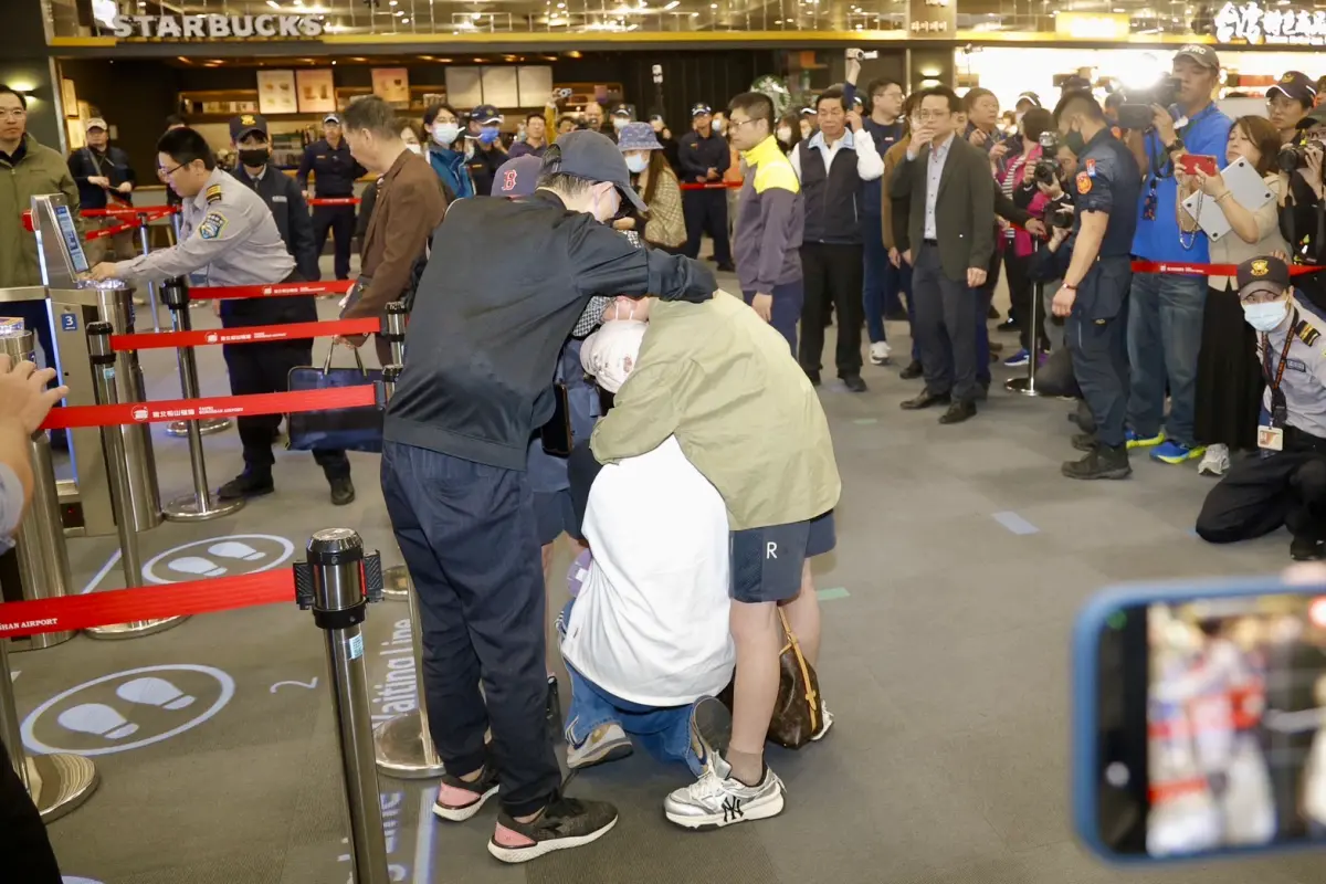 ▲中配網紅「亞亞」離境前，和丈夫、3名小孩在出關口，擁抱哭泣道別至少8分鐘。（圖／記者李政龍攝）