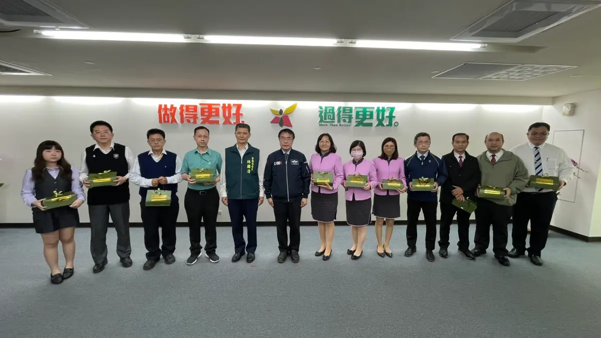 ▲臺南市長黃偉哲於今天召開3月份治安會報，公開表揚今年2月份金融及超商成功阻詐有功人員。（圖／南市府提供）