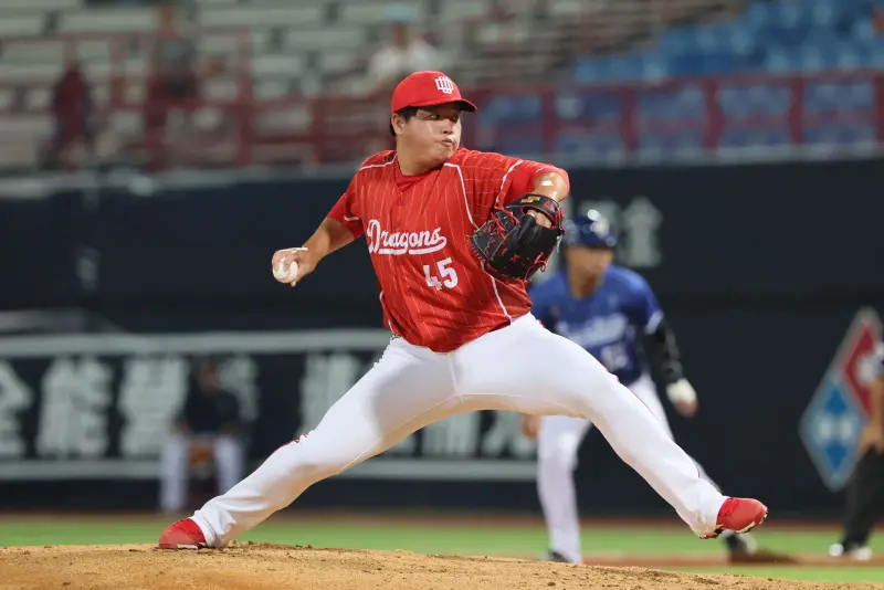 ▲陳志杰本季轉戰味全龍，稍早於熱身賽登板，主投0.2局雖然被敲1安、1保送，但最快球速已經回到146公里、動作協調與去年判若兩人，退場後引發球迷討論，更有龍迷表示淚泣，「小葉真的有料！」（圖／味全龍提供）