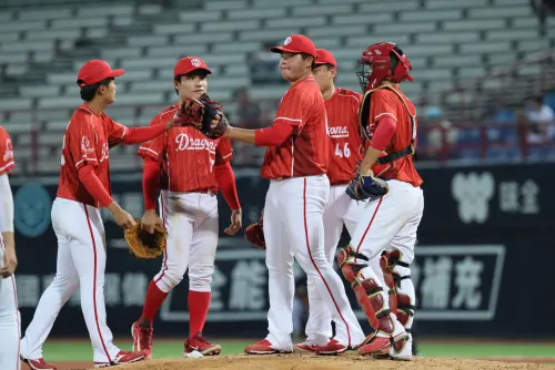 ▲陳志杰投球狀況明顯好轉，球速也回來，退場時味全龍隊友都為他鼓掌。（圖／味全龍提供）