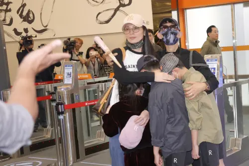 中配網紅「亞亞」劉振亞晚上7點多帶著老公與3個孩子現身松山機場,正式離開台灣。(圖/記者李政龍攝) ▲中配網紅「亞亞」劉振亞晚上7點多帶著老公與3個孩子現身松山機場,正式離開台灣。(圖/記者李政龍攝)