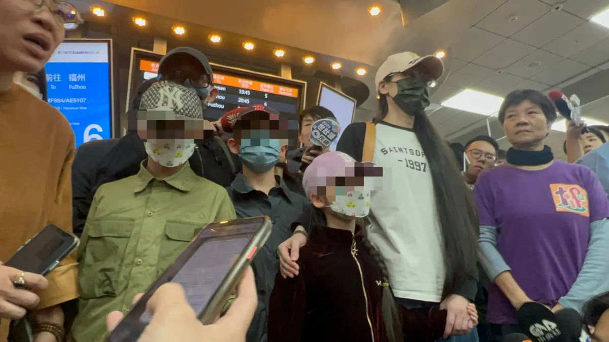▲中配網紅「亞亞」今（25）日遭遣返回中國，和丈夫、3名小孩分隔兩地。（圖／記者徐敏娟攝）