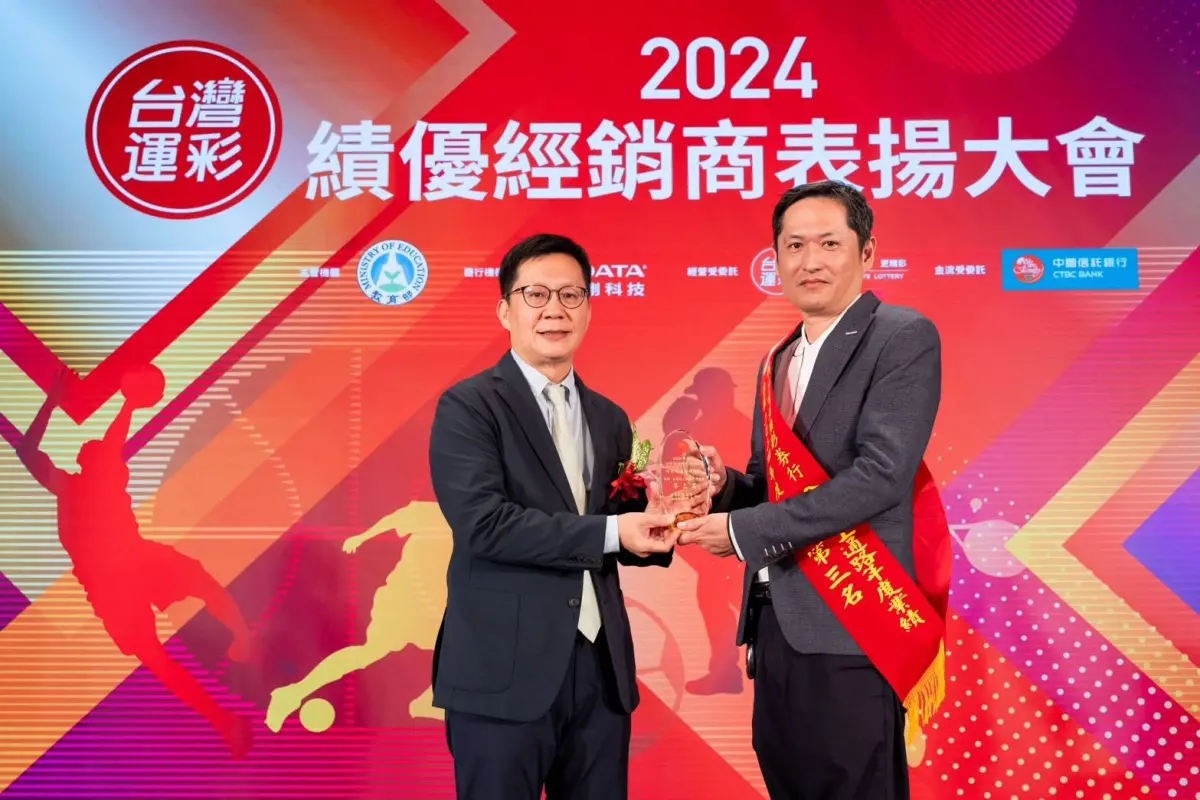 ▲運彩公會理事長何昱奇（右）公開信，呼籲政府正視並盡速修正運彩發行條例，提升競爭力。（圖／公會提供）