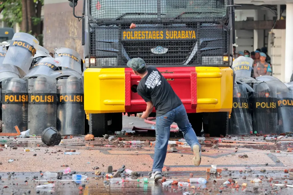 ▲印尼國會通過《國民軍法》修正案，引發全國學生怒火，爆發激烈抗議。（圖／美聯社／達志影像）