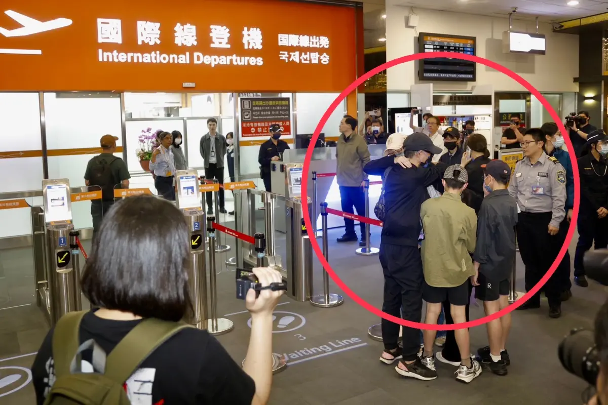 ▲中配亞亞離台前，和家人在松山機場出境處道別，占據出關通道長達8分鐘。（圖／記者李政龍攝）