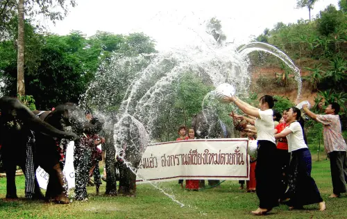 ▲清邁今年將擴大舉辦潑水節活動。（圖／美聯社／達志影像）