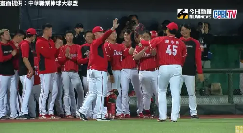 ▲陳志杰回歸賽場投出146公里火球，投球協調性相比過往進步不少，退場時味全龍隊友在休息區前列隊鼓勵他。（圖／NOWnews）