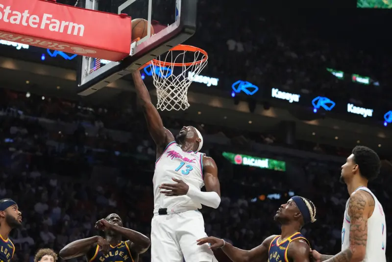 ▲NBA美國職籃（National Basketball Association）今（26）日由邁阿密熱火迎戰金洲勇士。勇士當家球星Stephen Curry仍然缺席，由Jimmy Butler帶隊回到前東家熱火主場，不過開賽僅打8分鐘、拿下2分就先退場，勇士無力阻擋熱火攻勢，Bam Adebayo單節就得分上雙，個人獨得27分，最終熱火以86：112收下二連勝。（圖／美聯社／達志影像）