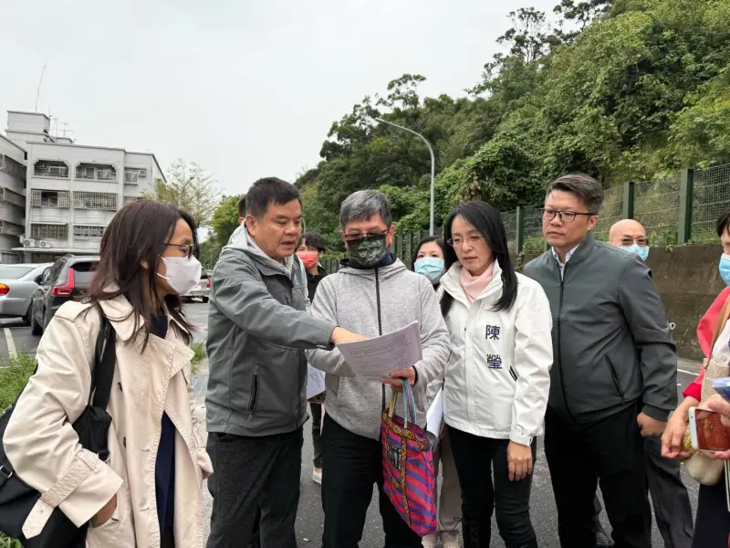 ▲民進黨立委陳瑩（右2）等人協調後，台東縣府點頭願意釋出土地，協助馬偕興建醫護宿舍。（圖／陳瑩提供）