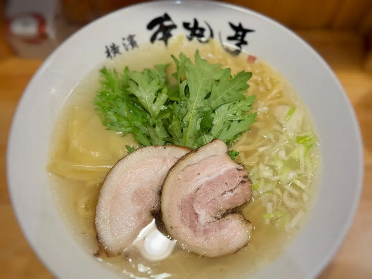 ▲獲選日本美食網站拉麵百選名店的「横濱塩ら～麺　本丸亭」來台開設分店，全台首家位在東區，今天正式開幕，而業者也公布了完整菜單。（圖／翻攝X）