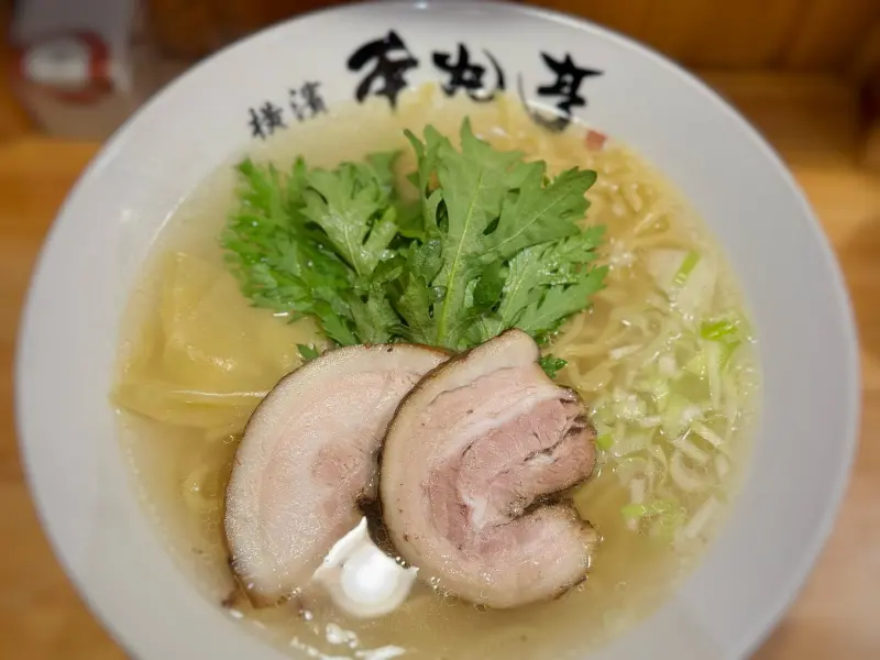 ▲獲選日本美食網站拉麵百選名店的「横濱塩ら～麺　本丸亭」來台開設分店，全台首家位在東區，今天正式開幕，而業者也公布了完整菜單。（圖／翻攝X）