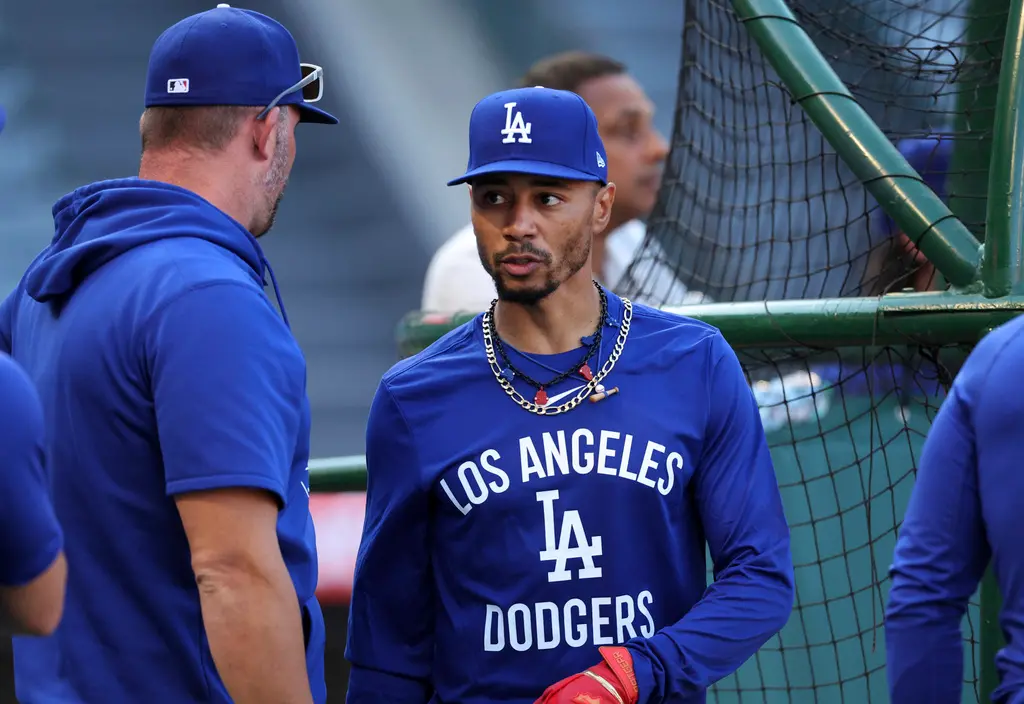 ▲賽前，美國知名體育媒體《ESPN》記者Karl Ravech在社群平台X上爆料，透露道奇內部普遍認為「大谷翔平本週內有望重返投手丘」。賽後，隊友Mookie Betts受訪時被問及大谷重返投手丘的傳聞幽默回應：「我薪水沒高到可以講這種事。」（圖／美聯社／達志影像）