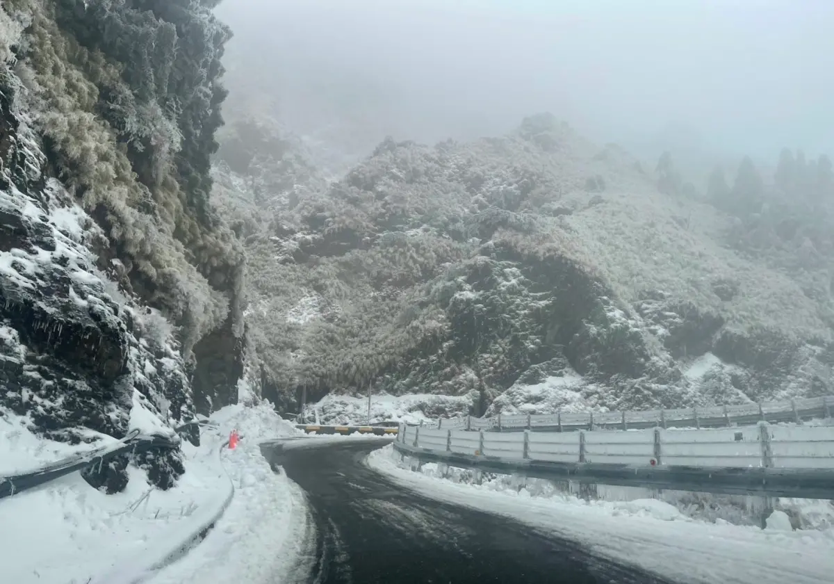 ▲合歡山雪景誘人，但也暗藏不少危機。（圖／翻攝交通部公路局中區養護工程分局粉專）