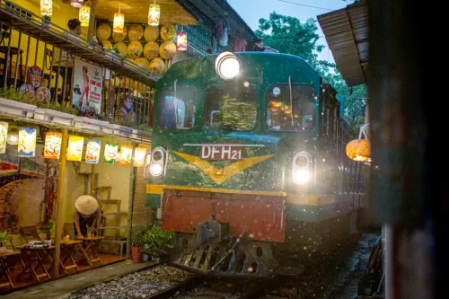 ▲警察本週一（24日）突擊越南河內火車街，驅離數百名在鐵軌旁喝咖啡的觀光客。（圖／美聯社／達志影像）