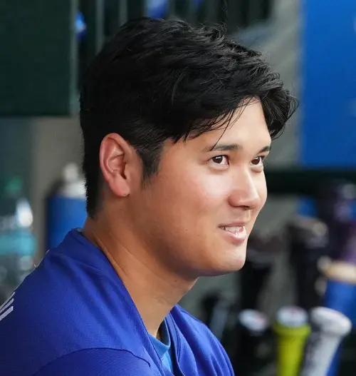 ▲大谷翔平近期被拍到更換了新髮型，中分加上旁邊推掉的俐落髮型，立刻吸引球迷注意，有球迷直言「超帥氣」，有人則說：「看起來不錯」、「短髮看起來很精悍」。（圖／取自shobae 大谷翔平  Ohtani Shohei X）