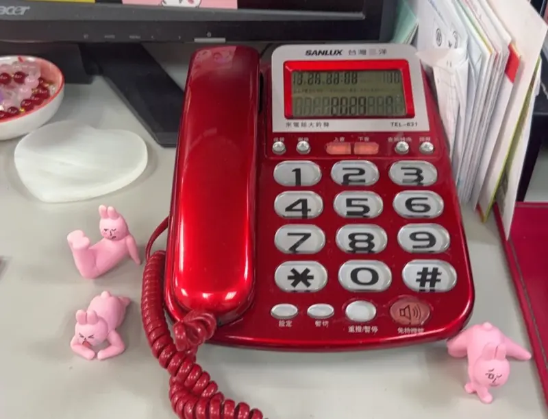▲有網友分享，室內的有線市話機其實不需要電源線就能使用，引發不少網友討論。（圖／讀者提供）
