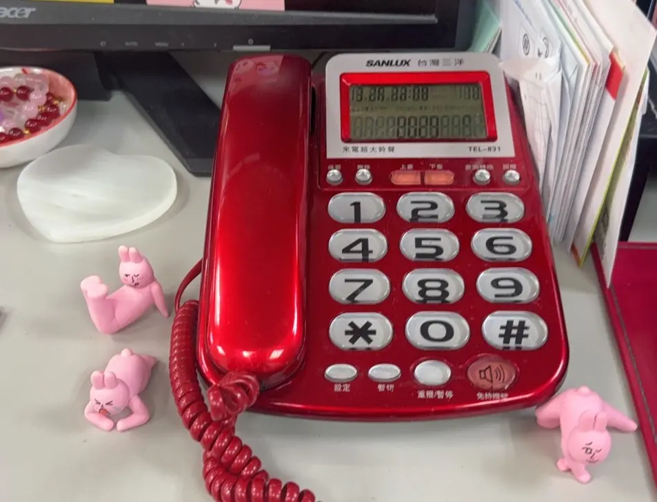 ▲有網友分享，室內的有線市話機其實不需要電源線就能使用，引發不少網友討論。（圖／讀者提供）