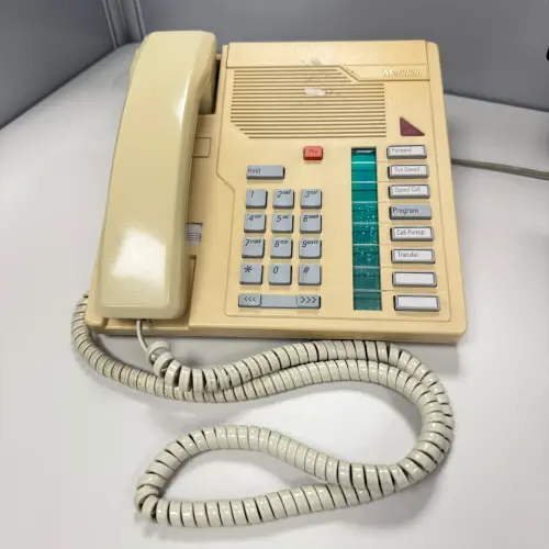 ▲很多辦公室的還保留有市話機。（圖／讀者提供）