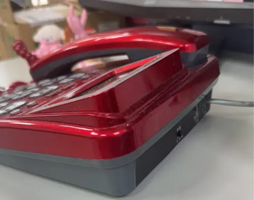 ▲室內有線電話的電源是來自電信業者的機房，所以有線電話插上電話線就可以使用，免用家中的電。（圖／讀者提供）