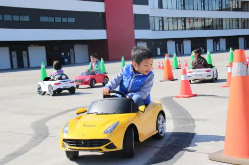 清明連假「台灣最強遊樂園」未滿18歲免費玩!跟六福村優惠拚了 ▲小小車神快來挑戰「小小賽車手自駕體驗」。(圖/麗寶樂園渡假區提供)