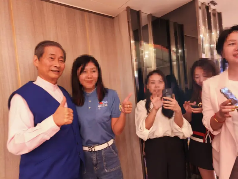 ▲張安樂出席海事會與青商總會聯誼餐會，上台致詞時，大談「和平統一」，獲得台下如雷掌聲，也有不少民眾爭相合照。（圖／讀者提供）