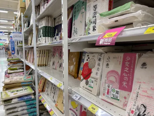 ▲米與麵條等主食類商品，其實才是台灣人遇颱風時必搶物資的第一首要（圖／記者徐銘穗攝）