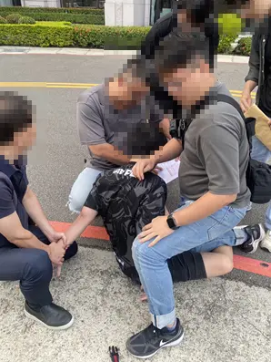 阻斷詐團通訊供應鏈!中警查扣百餘張門號卡、黑莓卡 ▲阻斷詐團通訊供應鏈!中警查扣百餘張門號卡、黑莓卡(圖/記者鄧力軍攝)